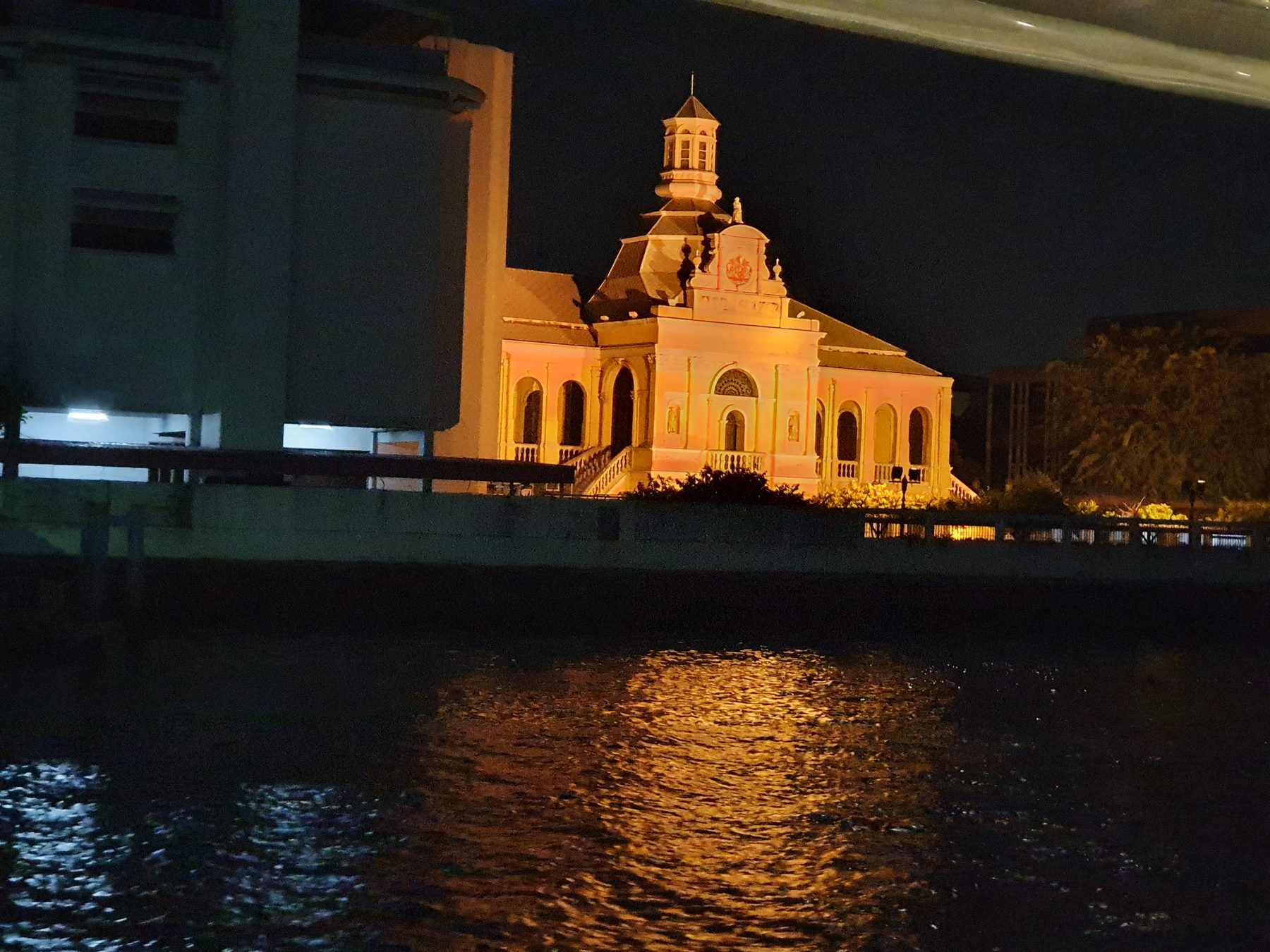 Tempel bei Nacht am Chao Phraya
